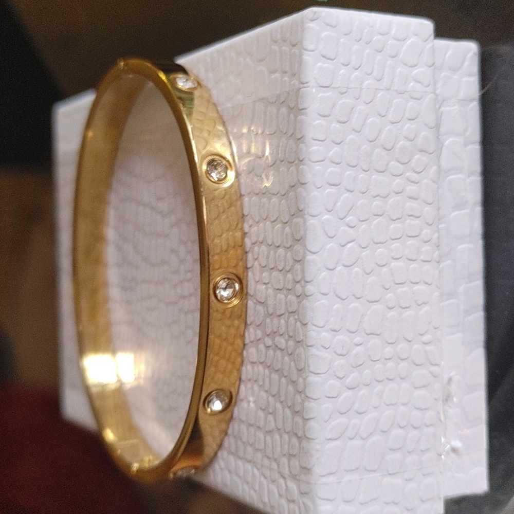 Adorable gold hinged bangle